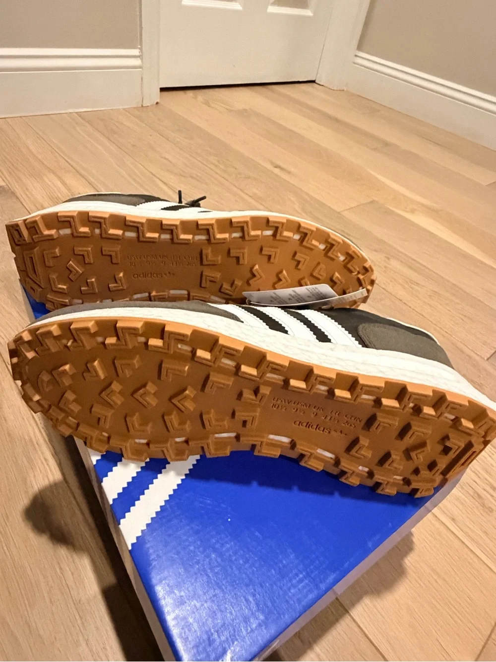 RARE - Men’s size 9.5 🔥🔥 Adidas Olive Green Retropy E5 with White Stripes